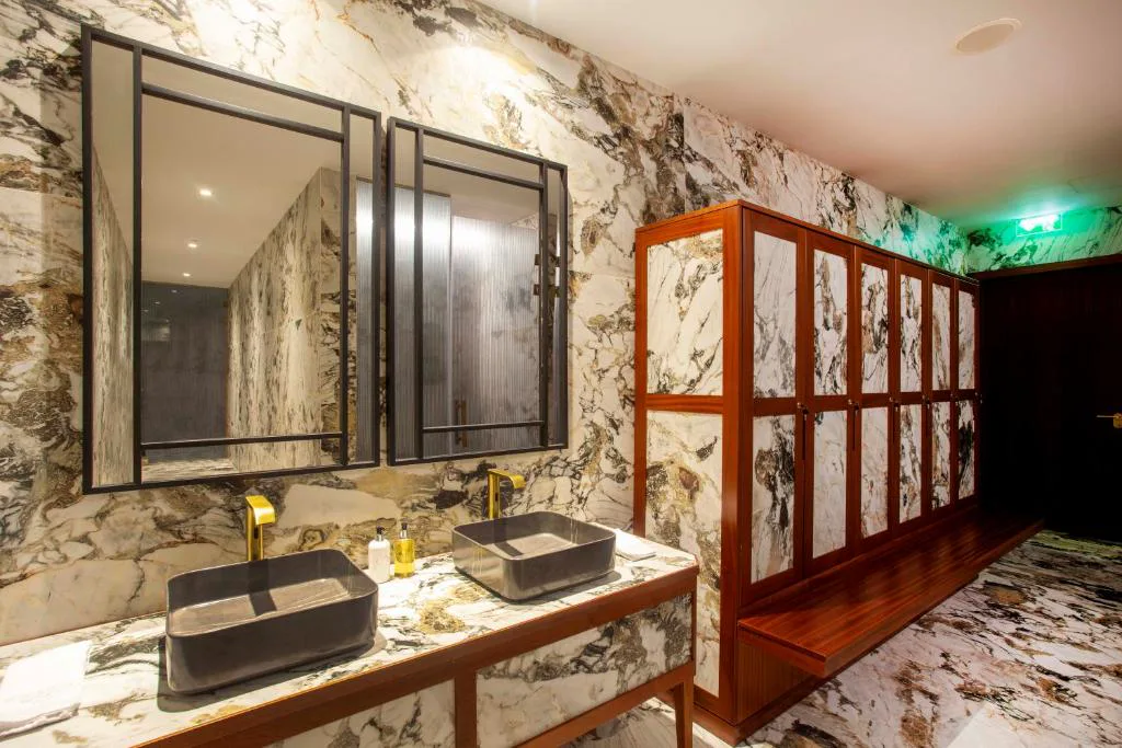 Vestuario del spa de mármol con doble lavabo, Wine & Books Porto Hotel