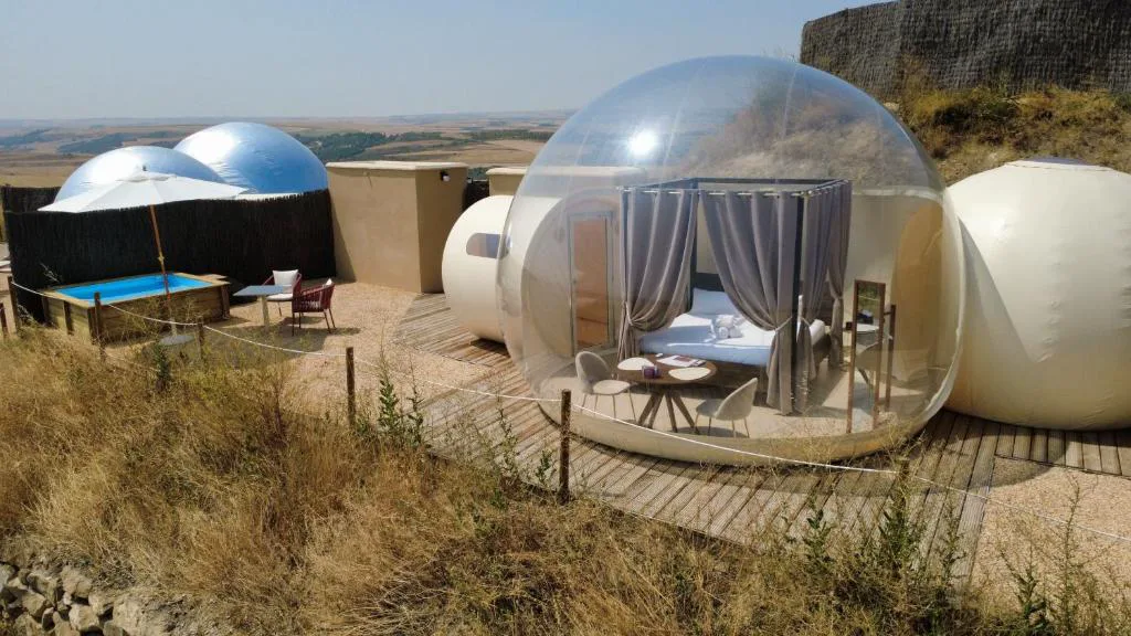 Burbuja transparente con jacuzzi exterior entre viñedos