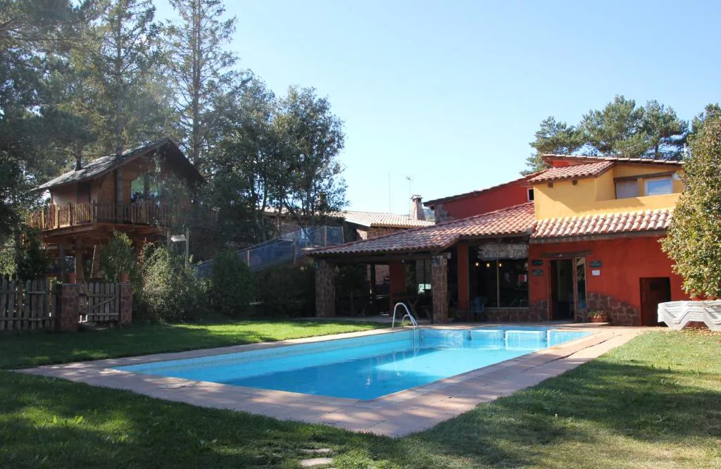 Chalet con piscina y jardín