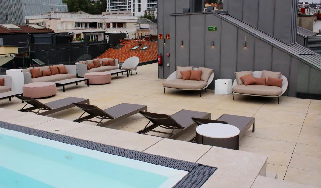 Terraza con sofás y piscina