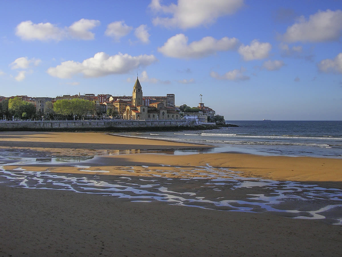 Escapada Romántica en Gijón | Amor entre el Mar y la Sidrería