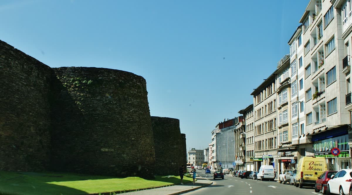 Escapada Romántica en Lugo | Amor bajo las Murallas Romanas de Galicia
