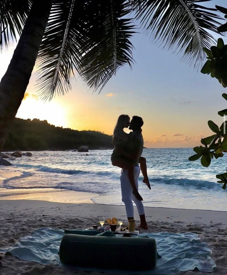 Cena romántica con velas en un alojamiento exclusivo para parejas